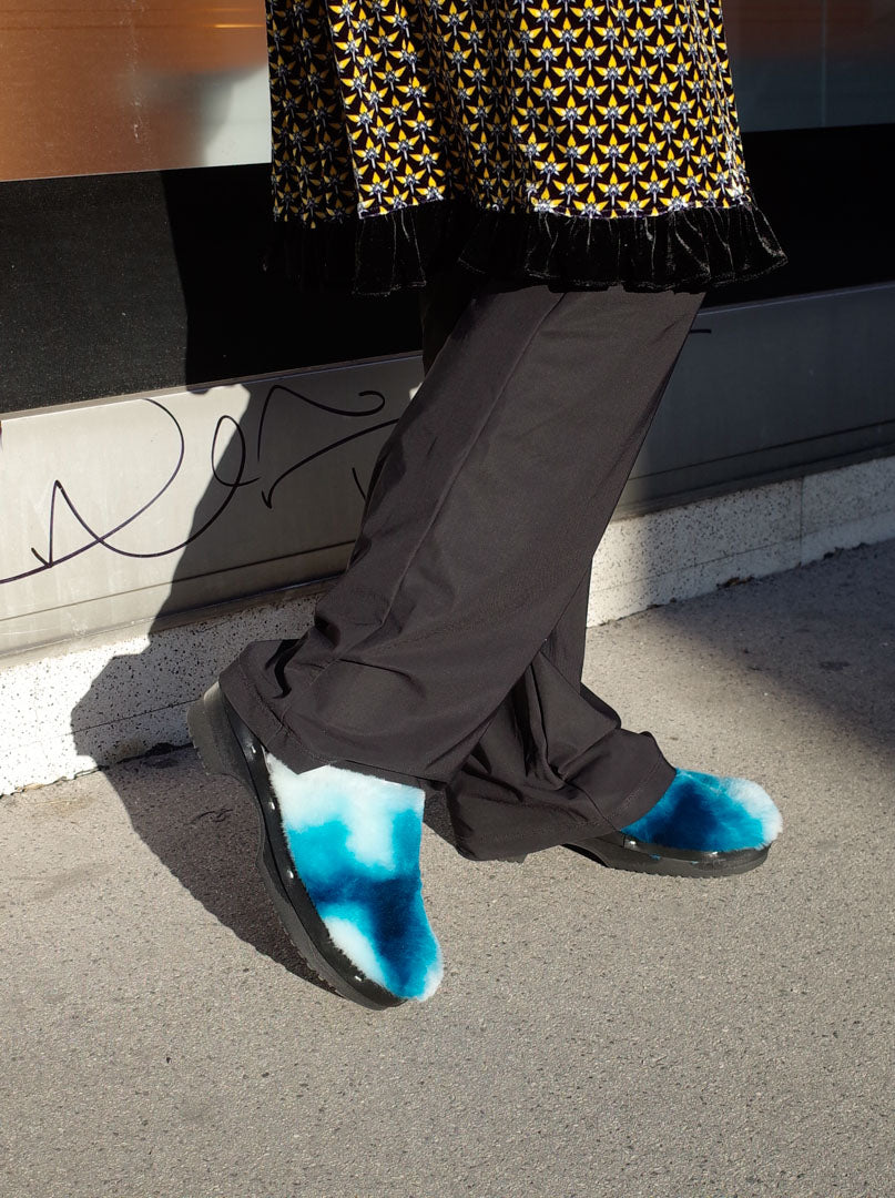 PANTO CURLY + Shearling Dark Clog Shoes + Blue Tie dye